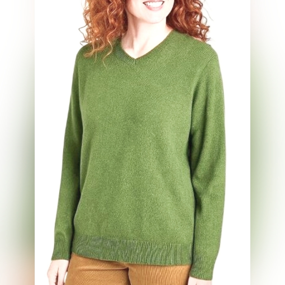 Banana Republic Silk Cashmere Light Olive V-Neck Sweater. Sz. M Scandi Girl.